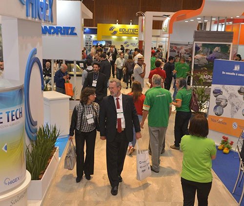 Trade fair visitors at AveSui South America.