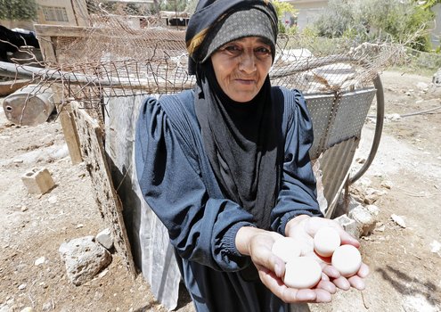 Une femme avec des oeufs dans la main.