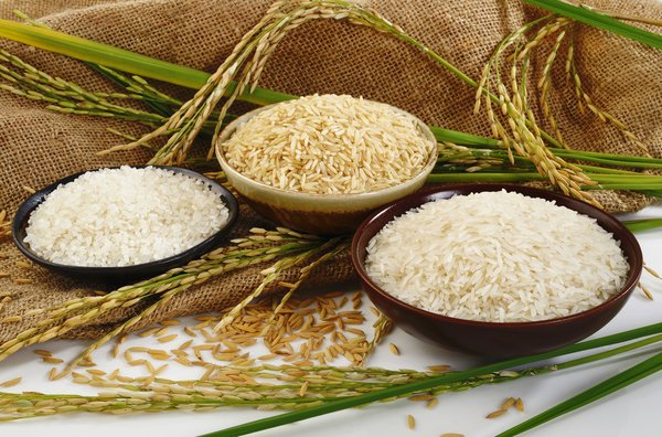 Different rice varieties in bowls.